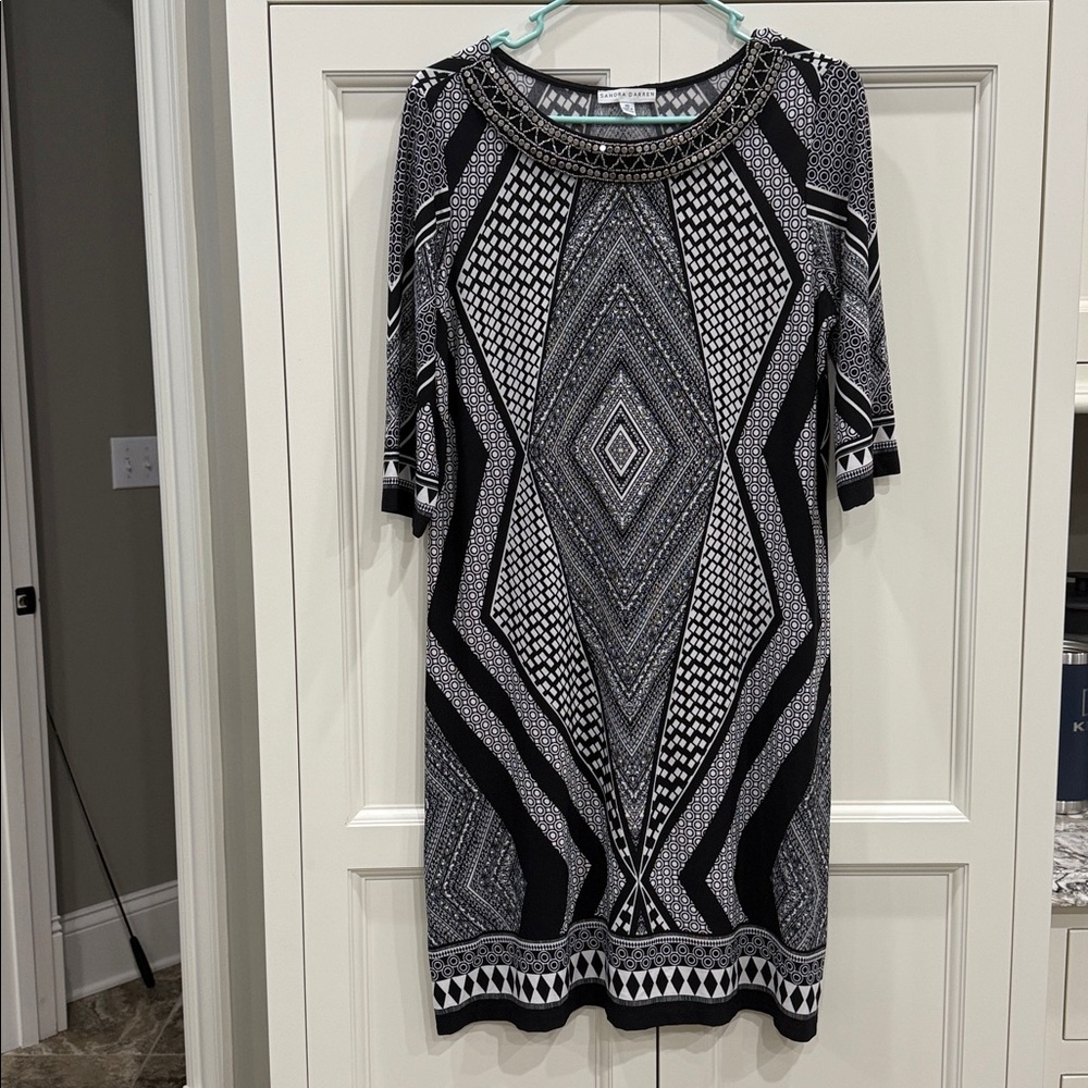 Sandra Darren 3/4 Sleeve Dress black/white geometric design Silver neck size 10